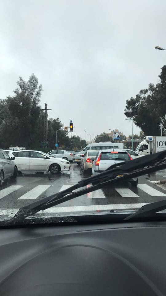גשם ראשון והרמזורים הפסיקו לעבוד (צילום: מורן אבו)